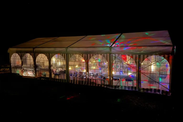 Partyzelt mit stimmungsvoller Beleuchtung für Hochzeiten und Abendveranstaltungen
