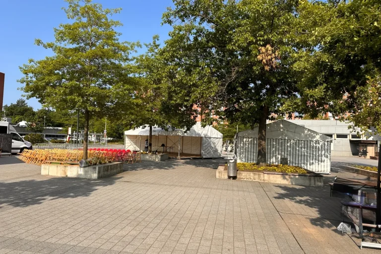 Großes Festzelt auf befestigtem Untergrund für Stadtfeste und Firmenevents